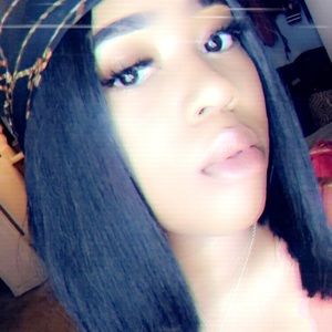 Meet your Posher, Latia